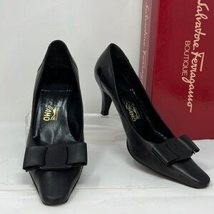 Salvatore Ferragamo Sz 8B Black Leather Vara Bow Low 2.75” Heel Pumps